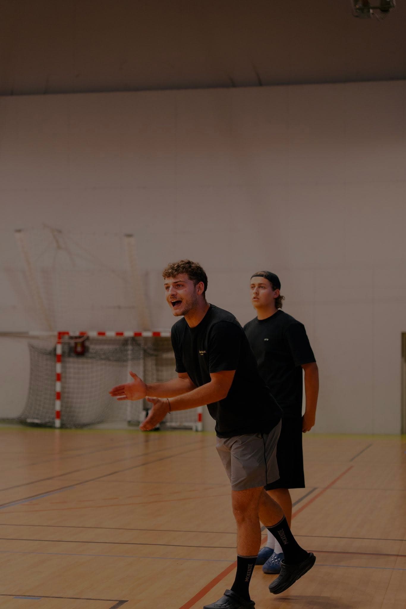 Les coachs encouragent depuis le banc
