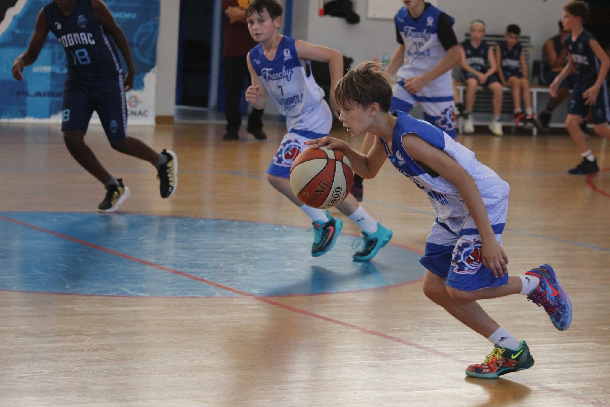 Jeune joueur du BVA BC en action, balle en main lors d'un match